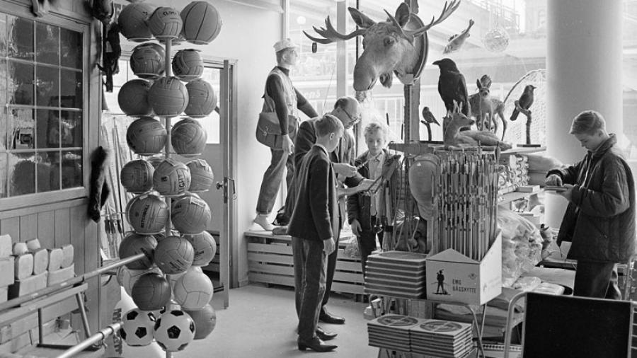 Interiör av Widforss vapenaffär och vapensmedja i första höghuset. 1964