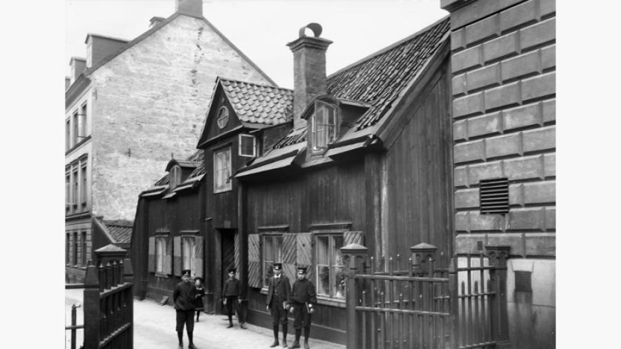 Ragvaldsgatan 21. Skolpojkar vid Södra Latins grindar. 1907